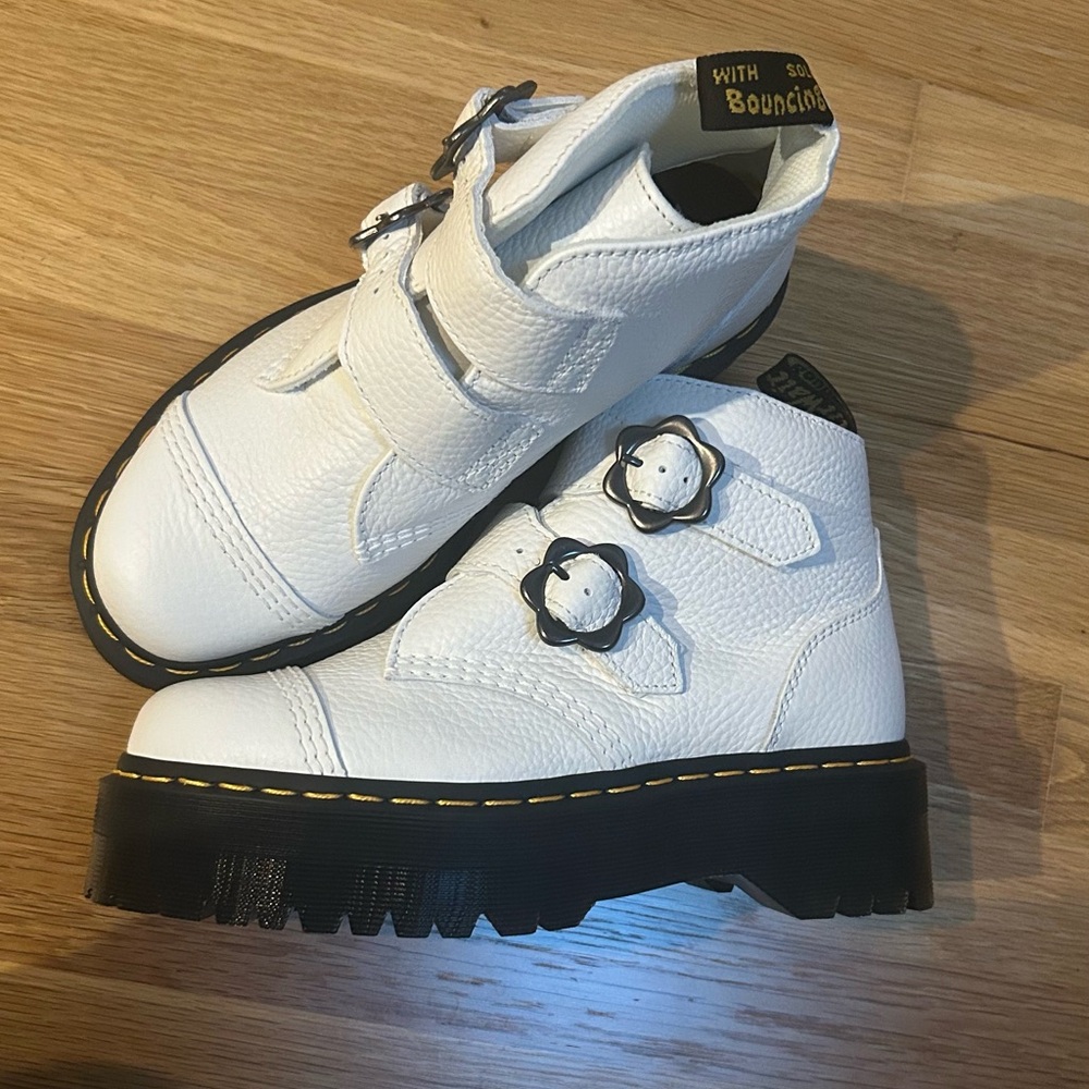 DR MARTENS DEVON FLOWER BOOTS